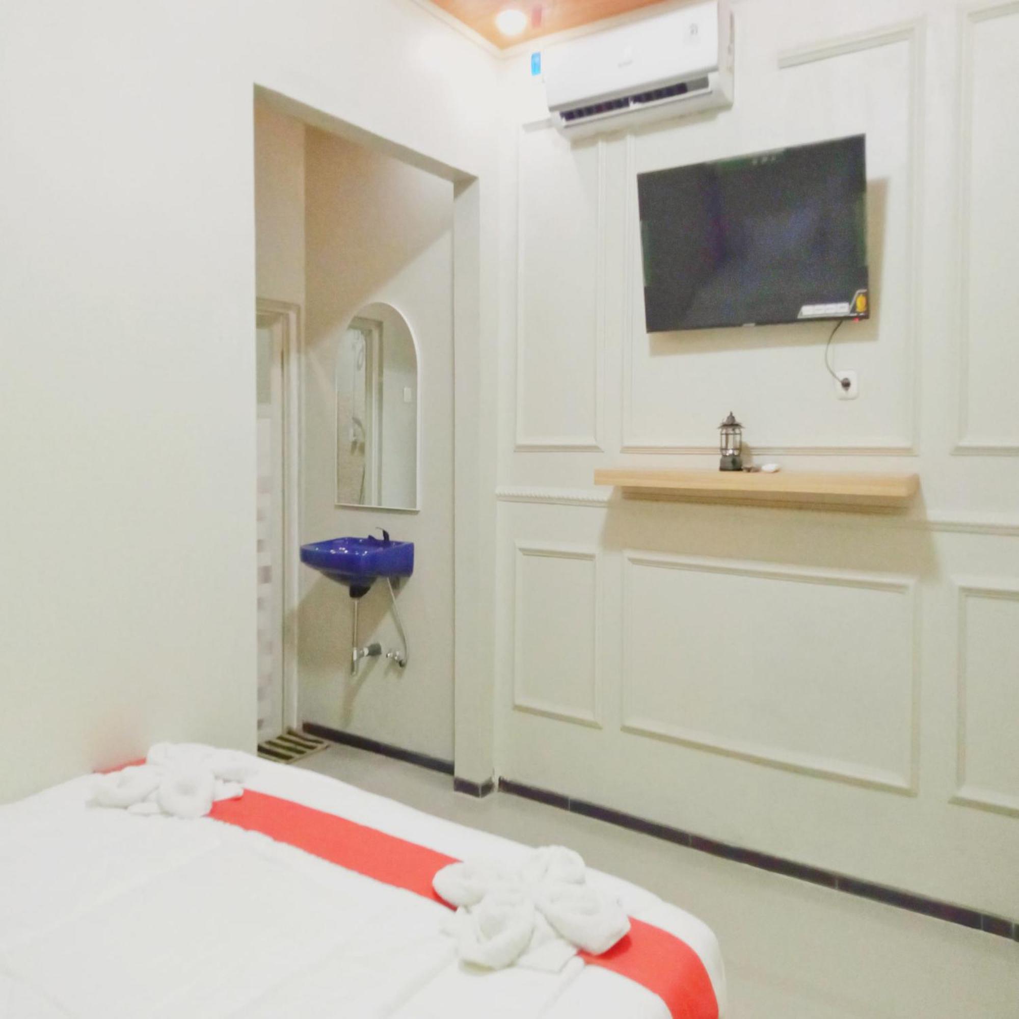 Rifal Inn Mitra Reddoorz Tegal  Exterior photo