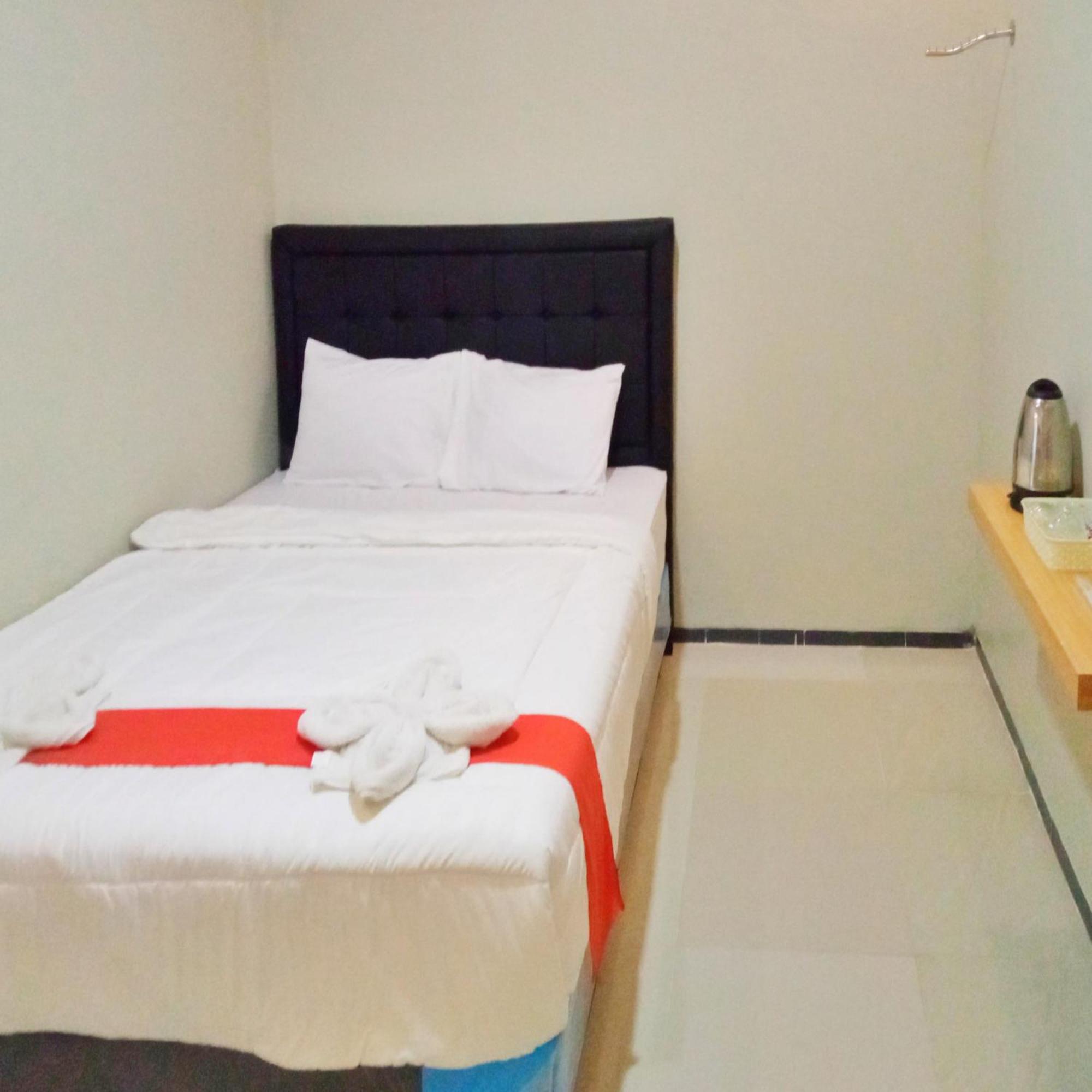 Rifal Inn Mitra Reddoorz Tegal  Exterior photo