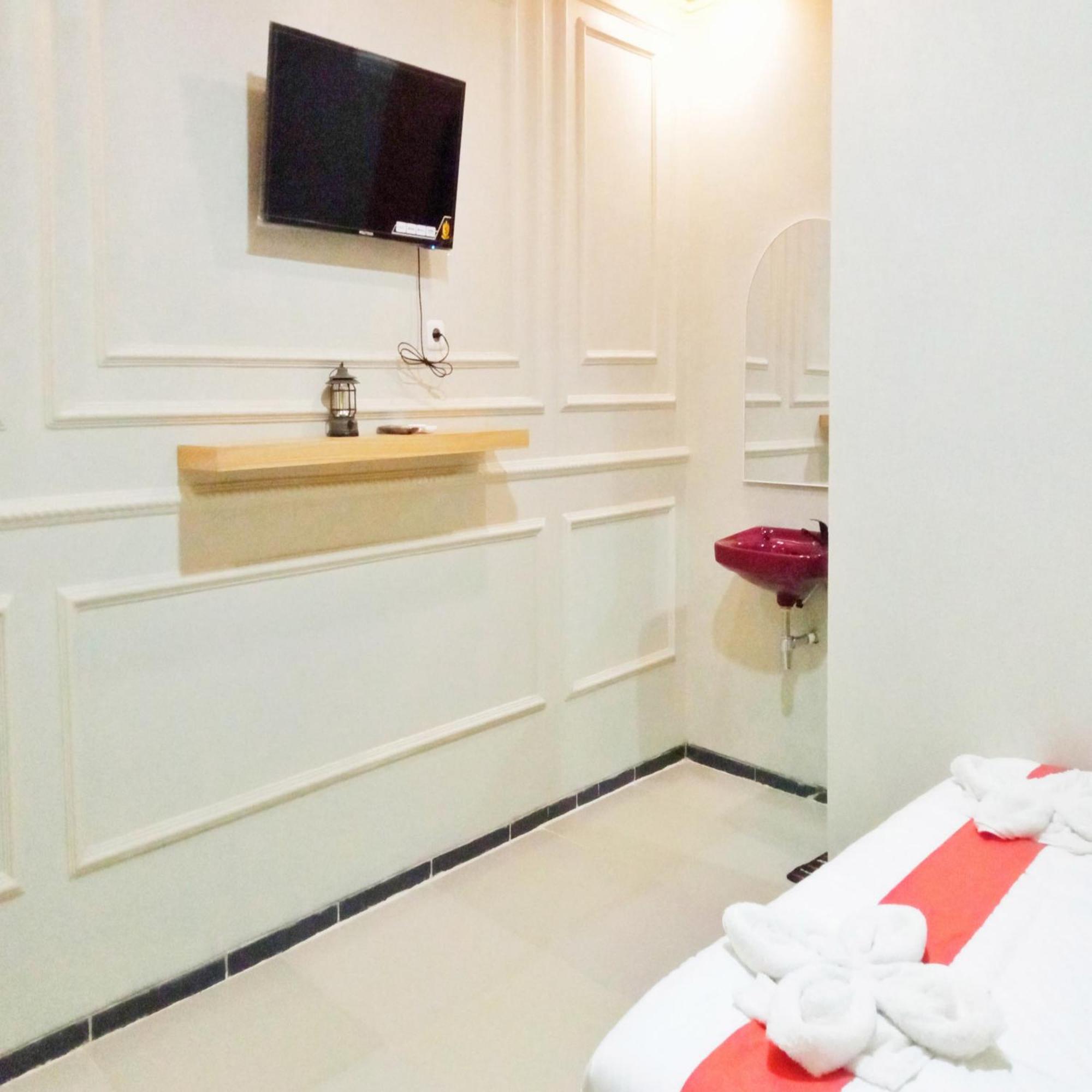 Rifal Inn Mitra Reddoorz Tegal  Exterior photo